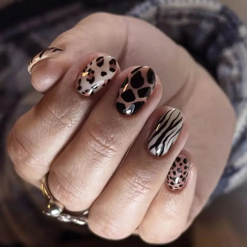 24Pcs New Autumn Cool Spicy Wearable Fake Nail Full Cover Leopard Print Short Oval Almond Nail Set Wearable Acrylic Nail Sticker