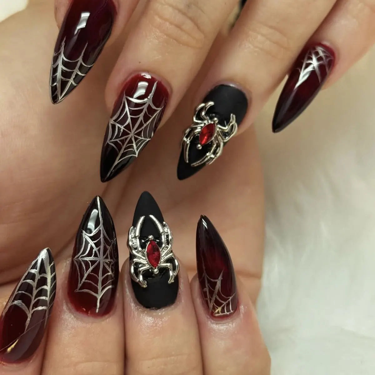 24pcs Sliver Spider Design Fake Nail Heavy Metal Halloween False Nail Tips Full Cover Wearable Black Cool Almond Press on Nails