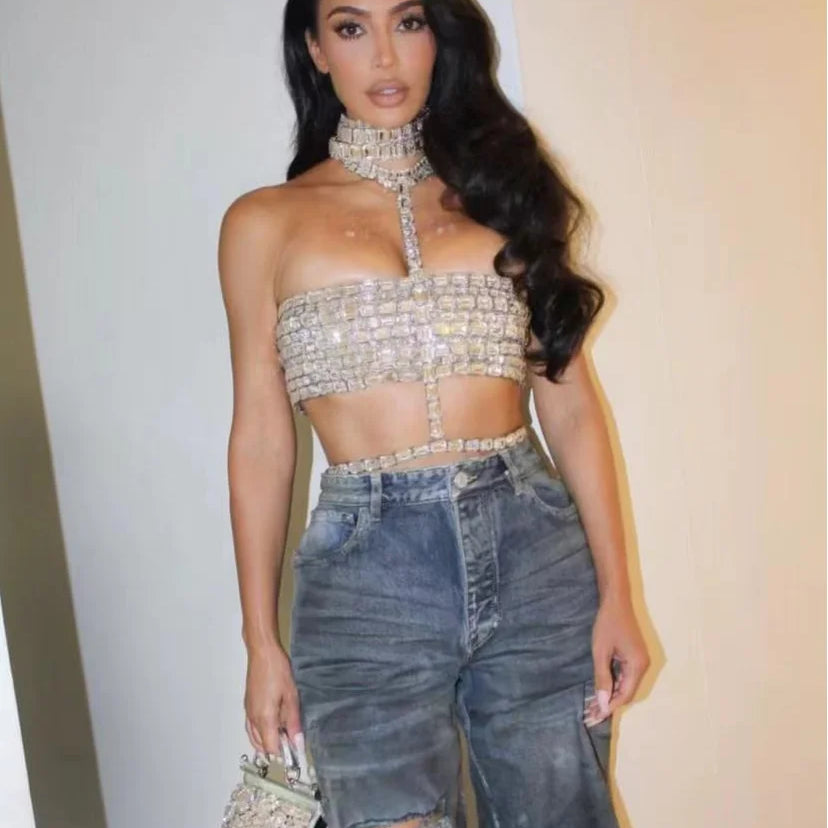 Moda de celebridades, tapete vermelho, roupas femininas brilhantes, grandes cristais, tops halter sensuais, boate, festa, programa de TV, tops, regata alta