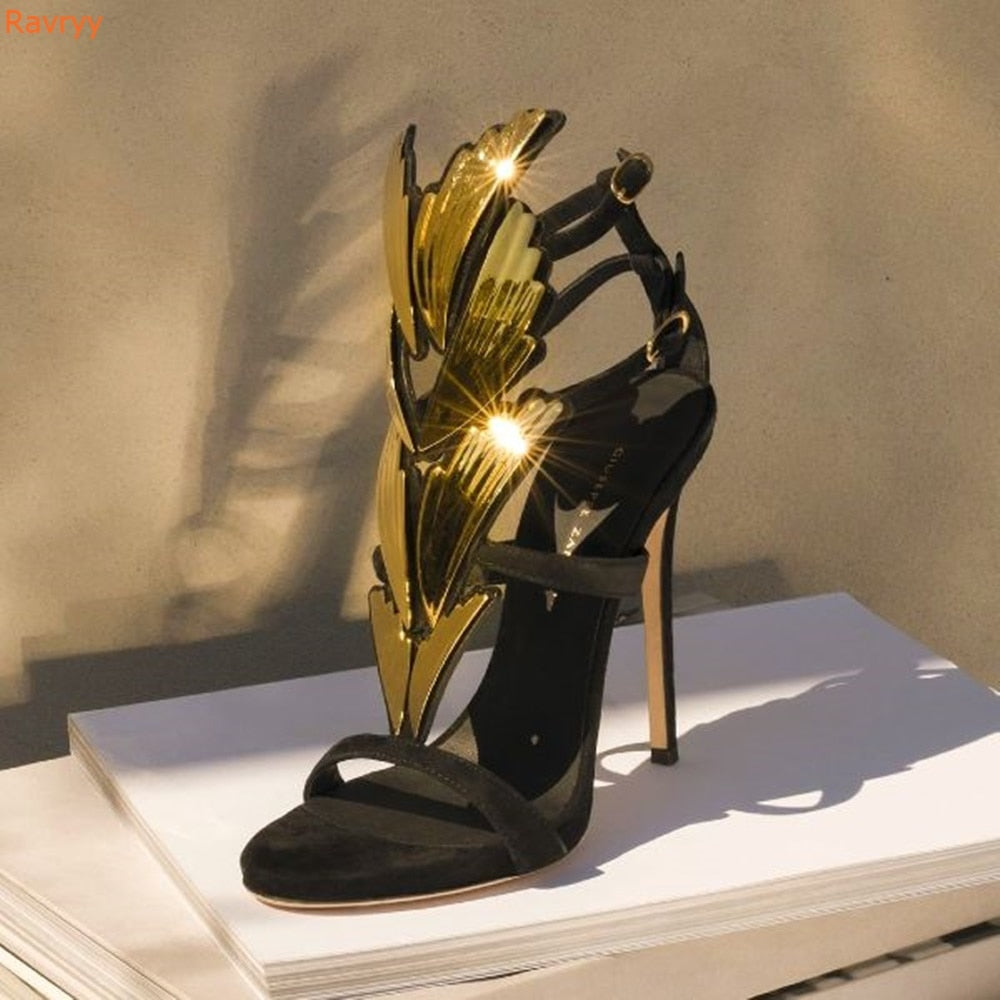 Skulpterade gyllene vingar klackar sandaler ankel rem stilett häl pekade tå skor kvinnor avslappnad ihålig gladiator sandaler