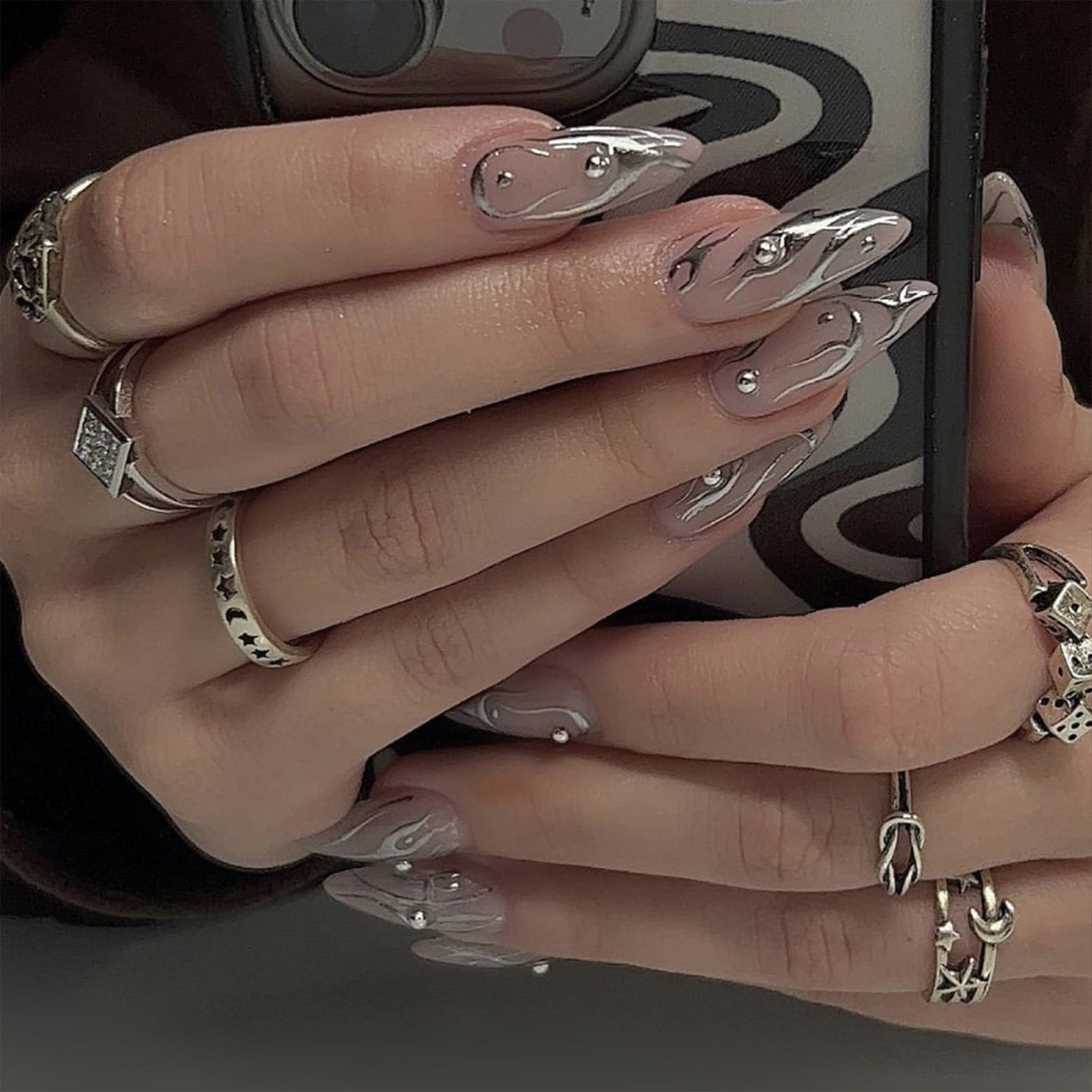 Bærbare sølvstriber Y2K False Nails Long Almond Round Fashion Nail Tips Tryk på med Silver Perles Designs Fake Nails Art Art