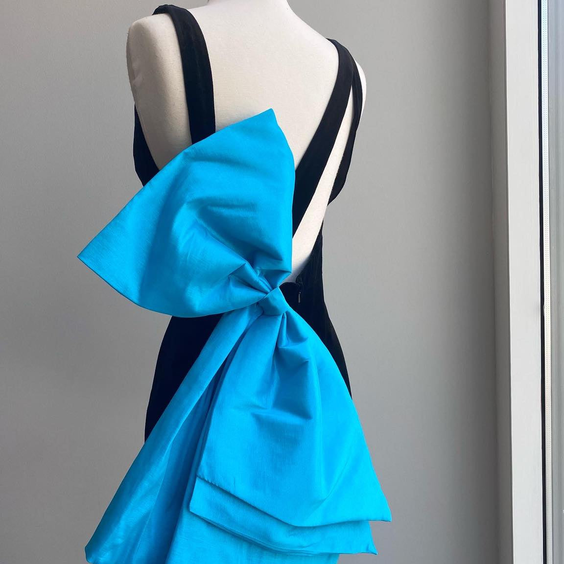 Fitted Velvet Cocktail Hoco Dress Bow Lady Formal Event Party Gown V-Neck Short Club Night Graduation NYE Homecoming Gala