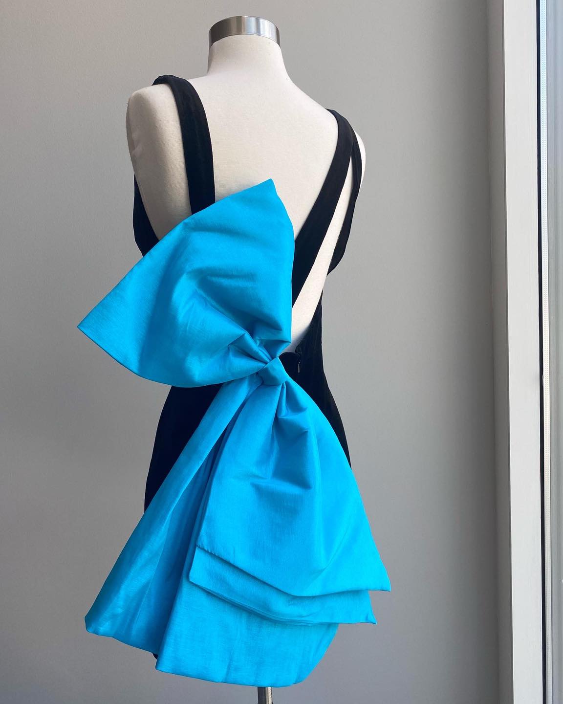 Fitted Velvet Cocktail Hoco Dress Bow Lady Formal Event Party Gown V-Neck Short Club Night Graduation NYE Homecoming Gala