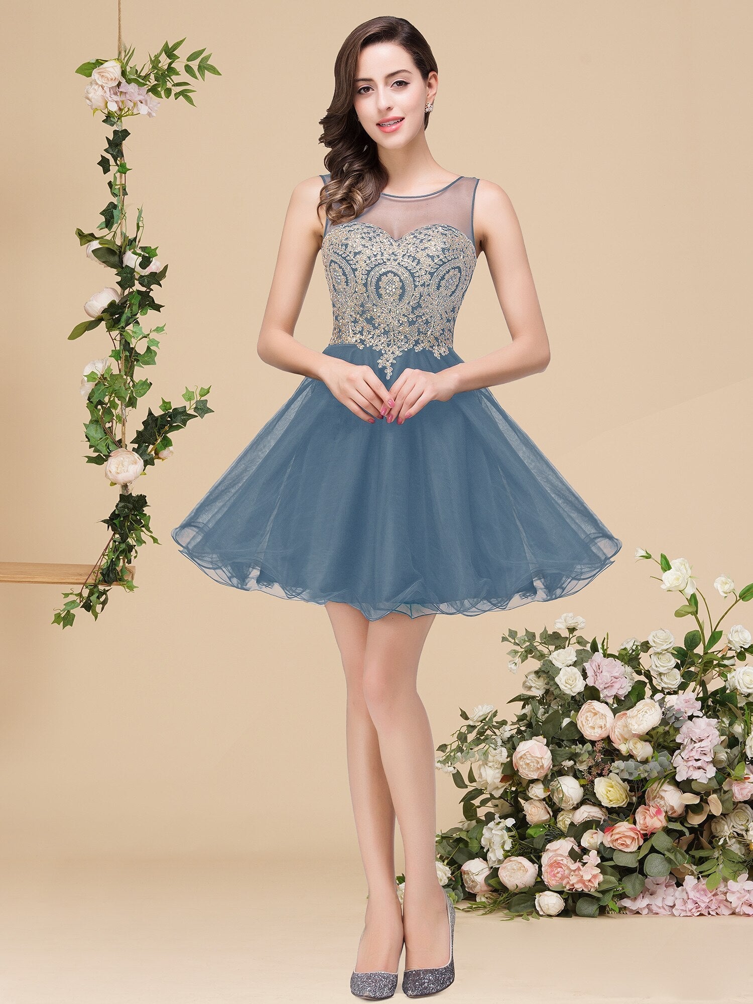 Lovely Short Homecoming Gowns Straps V Neck Cocktail Dresses Floral Open Back Sleeveless Wedding Party Gowns Mini Prom Dress Tulle Dusty blue
