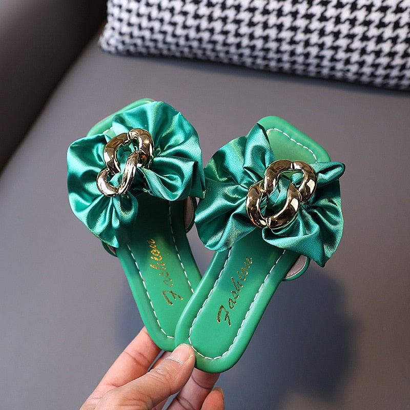 Girls Satin Bow Kids veelzijdige slippers 2023 Zomer Nieuwe Green Simple Koreaanse kinderen Fashion Flat-Bottomed Flip-Flops Beach schoenen