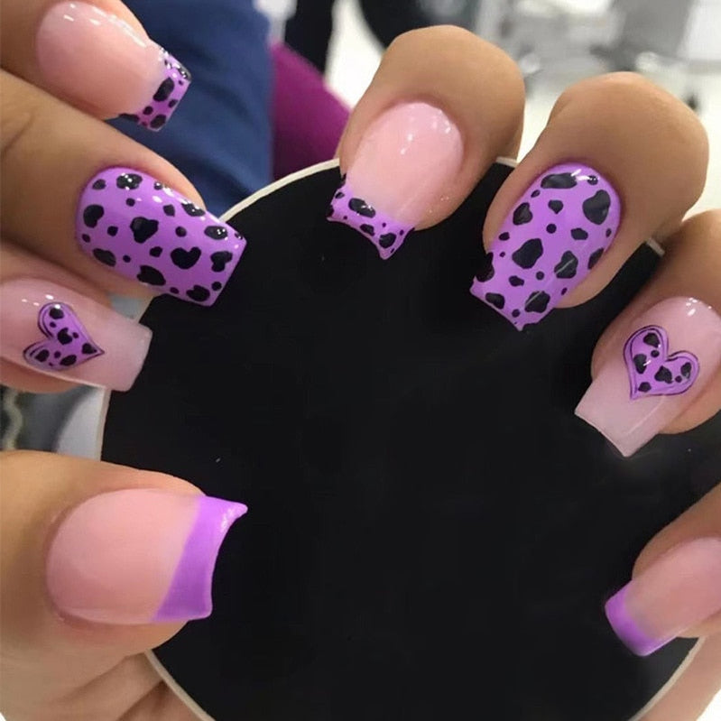 Purple Love Heart Leopard Print Weateble Nail Art kiiltävä vaaleanpunainen väärennetyt kynsit viimeistelty väärät kynsit Lyhyt puristimen kynsillä liimalla