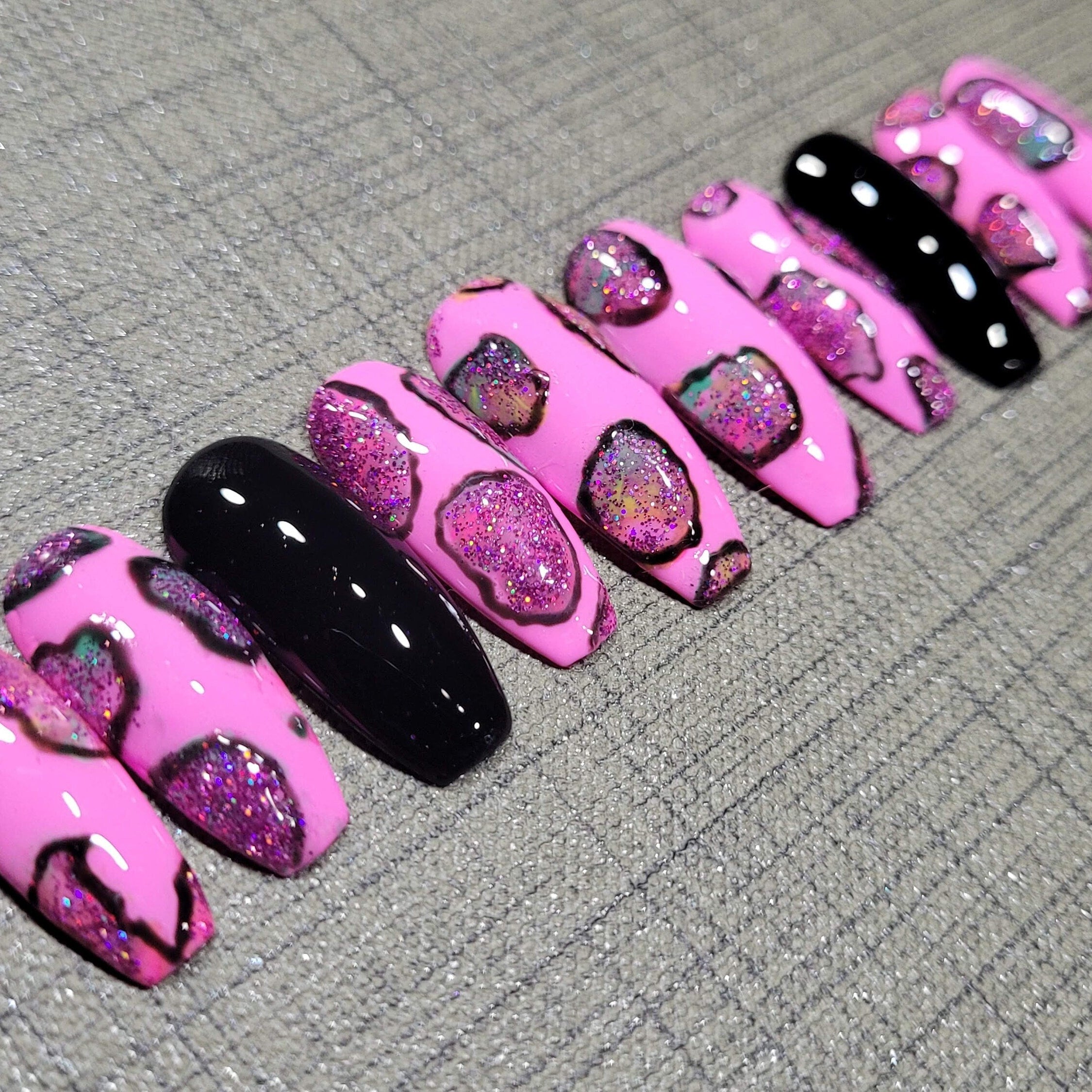 Różowe i czarne paznokcie | Luksusowe paznokcie | Różowe paznokcie z designem | Fantazyjne paznokcie | Bling Nails | Gwoździ | Naciśnij na paznokcie | Sztuczne paznokcie